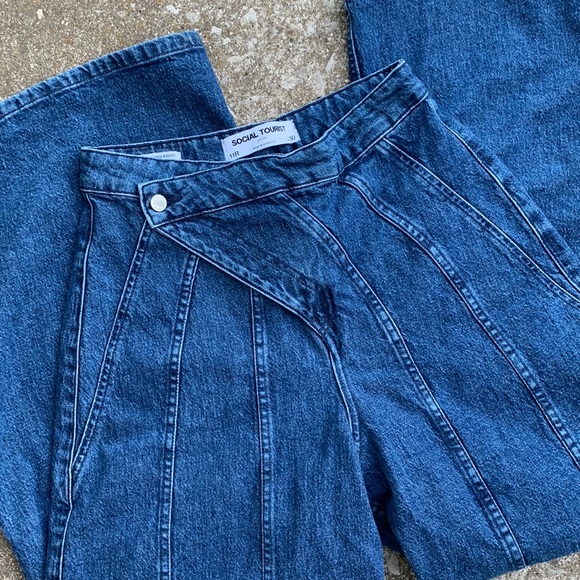 Social Tourist Hollister | Ultra High Rise Baggy Boho 70s Wide Leg Jeans - Picture 4 of 12